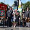 Zu sehen sind (vorne von links) Fahnenbegleiter Bernhard Völk, Landesschützenmeister Christian Kühn, Oktoberfest-Landesschützenkönigin Iris Harlacher, Schützenmeister Maximilian Mayer und Stellvertretender Gauschützenmeister Olaf Schmid. 