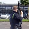 Ein mit einer Maschinenpistole bewaffneter Beamter steht am Montag auf der Haunstetter Straße. Hintergrund war ein Einsatz in den Berufsschul-Komplex gegenüber dem Mercedes-Autohaus.