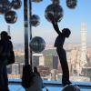 Eine Besucherin greift nach einem mit Helium gefüllten Ballon bei der Eröffnung der neuen Aussichtsplattform Summit One Vanderbilt an Manhattans berühmter 42nd Street. 