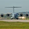 Ein A400M der Luftwaffe macht sich mit Soldaten aus Neuburg auf den Weg nach Lettland.