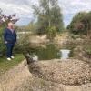 An drei Stellen ist der Damm zwischen den zwei Oberrieder Weihern durch das Hochwasser geborsten, zeigt Bürgermeisterin Gabriele Wohlhöfler.