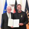 Für soziales Engagement: Ministerpräsident Winfried Kretschmann (l.) verleiht Jürgen Klopp den Verdienstorden des Landes Baden-Württemberg.