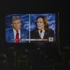 Der ehemalige Präsident Donald Trump und Vizepräsidentin Kamala Harris auf einem TV-Bildschirm während einer Debatten-Watchparty in Abington, Pennsylvania, am 10. September 2024.