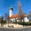 1A-Lage und viele Gräber von prominenten Personen: Um die barocke Pfarrkirche St. Georg in München-Bogenhausen liegt der gepflegte Friedhof.