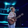 Toni Lautenschläger steht mit ihrer Gitarre bei "The Voice of Germany" auf der Bühne. 