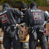 Einsatzkräfte der bayerischen Polizei kontrollieren im Rahmen eines Einsatzes gegen eine georgische Hehlerbande ein Paket.