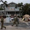 Wer nicht vor „Milton“ flieht, schwebt in Lebensgefahr: Angehörige der Nationalgarde der Armee Floridas suchen nach verbliebenen Bewohnern im fast menschenleeren Bradenton Beach bei Tampa. Dort sind noch die Folgen von Hurrikan „Helene“ zu sehen.