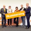 Bei der Ehrung der Siegerinnen und Sieger aus dem Landkreis Augsburg 2024 mit dabei (von links): Hans-Peter Rauch (Präsident der HWK Schwaben), Florian Kreißl, Vanessa Kollmannspreger, Benedikt Samer, Ulrich Wagner (Hauptgeschäftsführer der HWK Schwaben).