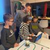 Teamworkflow und Tüftelspaß: Andi Sandmair mit jungen Talenten bei der Lego Spike Summer Challenge.