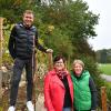 Jetzt ist der Weinberg in Lauingen wieder standsicher. Von links: Bernd Schwenk, Gerlinde Bolsinger und Marion Ranftler.