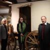 Eines der beliebtesten Exponate des Südschwäbischen Archäologiemuseums in Mindelheim ist der römische Reisewagen. Dorothea van Endert (links) war die erste Leiterin des Museums, Friederike Haber (Mitte) ist es heute und begrüßte zur Feierstunde auch den ehemaligen Kreisheimatpfleger Peter Hartmann.