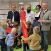 Bürgermeister Florian Mayer, Einrichtungsleiter Roman Lipp, Carmen Oberndorfer von der Kindergarten- und Schulverwaltung und Landtagsabgeordneter Peter Tomaschko (von links) freuen sich mit den auspackenden Kindern über die neue Lautsprecheranlage, welche die Gemeinde der Einrichtung zum zehnjährigen Jubiläum bezuschusst hat.