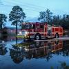 Ein Fahrzeug der Feuerwehr fährt durch St. Petersburg in Florida.