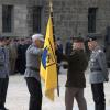 Generalleutnant Alexander Sollfrank (Mitte links) übergibt die Flagge des Joint Support and Enabling Command (JSEC) an den NATO-Oberbefehlshaber in Europa Christopher G. Cavoli. Rechts daneben: der neue Ulmer Generalleutnant Kai Ronald Rohrschneider.