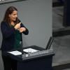 Heike Heubach (SPD) gebärdet im Bundestag eine Rede zur Wohnungspolitik. Am Montag kommt sie nach Königsbrunn.