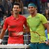 Novak Djokovic (l) richtet rührende Worte an Rafael Nadal nach dessen Rücktrittsankündigung.