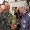 DFB-Teamchef Rudi Völler (r) wird beim Besuch bei den deutschen Soldaten der SFOR-Truppe im Feldlager Raijlovac in Sarajevo von Oberst Gerhard Stelz begrüßt.