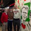 Der frühere FCA-Kapitän Alwin Fink (links) und die beiden FCA-Spieler Marius Wolf (rechts) und Mads Pedersen bei der Pre-Opening-Party des neuen Fanshops in der Augsburger Maximilianstraße. 