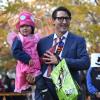 Berühmtes Kostüm-Vorbild: Kanadas Premierminister Justin Trudeau verkleidete sich zu Halloween 2017 als Clark Kent mit Superman-Shirt unter dem Anzug. Sein Sohn Harien war als Skye von Paw Patrol verkleidet.