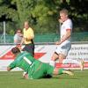 Einer, der den Unterschied machen kann: Neuzugang Dominik Wohnlich (hier im Duell mit Dinkelscherbens Torwart Andre Wagner) zeigte im Trikot des VfR Jettingen schon einige herausragende Vorstellungen.