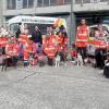 Das Team der Landsberger Rettungshundestaffel der Johanniter mit dem Mitglied des Regionalvorstandes Alexandra Reinhart (Siebte von links). 