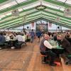 Zum Baumsägewettbewerb war das Pöttmeser Volksfest heuer gut besucht. 