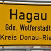 Weil es in der Ortsdurchfahrt von Hagau eng zugeht, wird die Straße von/nach Wolferstadt nun für schwere Fahrzeuge gesperrt.