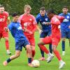 Die junge Rainer Mannschaft muss gegen Ismaning punkten, denn sonst werde es „sehr ekelig“, sagt Sportchef Meissner. Im Bild: Rains Leo Haas (in Blau) im Zweikampf im Spiel gegen Heimstetten.