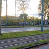 Auf den Sportflächen gegenüber der Endhaltestelle der Linie 1 am Neuen Ostfriedhof in Lechhausen befindet sich eine Standortalternative für die geplante neue Realschule.   