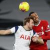 Joel Matip (r) im Zweikampf mit Harry Kane