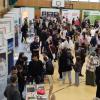 Beim Berufsfindungstag herrscht am Samstag ein enormer Andrang in der Vierfachturnhalle des Gymnasiums.