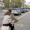 Seit zwei Jahren läuft der Verkehrsversuch in der Hermanstraße, der Fahrradfahrern einen eigenen Radweg einräumt.