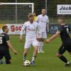 Der VfL Kaufering (weiße Trikots) feierte zuletzt gegen Erkheim einen wichtigen Sieg. In Gundelfingen ist der VfL klarer Außenseiter. 