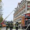 Unter anderem mithilfe einer Drehleiter wurde der angenommene Brand im Seniorenheim in Monheim „bekämpft“.