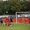 Viel los war vor dem Tor des TSV Mindelheim (schwarze Trikots) im Derby gegen den SV Oberegg (rote Trikots).