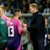 Bundestrainer Julian Nagelsmann (r) gratuliert Deniz Undav in Zenica bei der Auswechslung zu seinem Doppelpack.