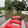 Als die Wassermassen im Juni Wertingen trafen, waren auch Boote im Einsatz.