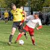 Der SV Schwörsheim-Munningen hat beim knappen 1:0-Sieg in Hoppingen einen Schritt in Richtung Wiederaufstieg gemacht. Im Bild in Gelb-Schwarz Kapitän Andreas Schwarzländer gegen Robert Strauß.