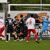 Die Gundelfinger David Anzenhofer (4) und Renato Domislic (5) schauen dem Ball nach der Ecke von Jeremias Seibold hinterher. Schwabmünchens Keeper Fabio Zeche ist beim Anschlusstreffer letztlich machtlos.