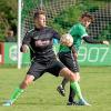 Keine Siegchance gegen die Mannen aus Dürrenzimmern, Löpsingen und Pfäfflingen hatten die Harburger bei der 0:5-Heimpleite. Im Bild: Tomek Ulrich (D.L.P., in Schwarz) gegen Leandro Müller.