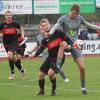 Zweikämpfe waren Trumph im Derby zwischen dem TSV Dasing (Raphael Pauer) und Rieds Tobias Weishaupt – am Ende trennte man sich 1:1.