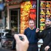 Der Berliner Youtuber Can F. Kennedy testet alle Dönerläden an U-Bahnhöfen.