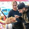 Der Berliner Youtuber Can F. Kennedy testet alle Dönerläden an U-Bahnhöfen.