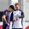 Bundestrainer Julian Nagelsmann (r) im Fachgespräch mit Aleksandar Pavlovic beim Training.