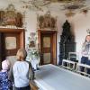 Anja und Reinhard Simon führten in Zaisertshofen durch Kirche und Pfarrhof. Unser Foto entstand im Tafelzimmer im ersten Stock des Pfarrhofes mit den Gemälden von Johann Baptist Enderle an der Wand.