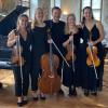 Das Elaia Quartett mit Iris Günther, Leonie Flaksman (beide Violine), Francesca Rivinius (Viola) und Karolin Spegg (Cello) gehört zu den angesagtesten jungen Streichquartetten. Mit im Bild: Pianist Martin Klett.