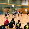 Die Handballerinnen des TSV Mindelheim (schwarze Trikots) sorgten am Wochenende für den einzigen Heimsieg und bezwangen den TSV Pfronten in der Bezirksliga mit 29:15.