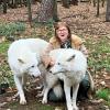 Ein Bild aus glücklichen Tagen: «Wolfsmutter» Marion Ebel mit ihren beiden Lieblingen Aslan und Monja. Als letzte Überlebende des Rudels ist nun Monja (rechts) gestorben. (Archivfoto)