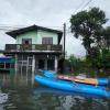 Überschwemmungen in Sri Lanka: Ein Mann ist mit seinem Boot in einem überfluteten Gebiet unterwegs.