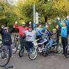 Die Teilnehmer aus dem Dominikus-Ringeisen-Werk mit den beiden Polizisten und ihren drei pädagogischen Begleitern. In der Mitte sitzen Roswita und Werner Götzfried auf dem Fahrrad. 